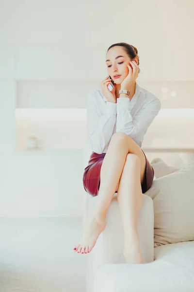 Jeune Belle Femme Est Assise Sur Canapé Parle Téléphone Technologie — Photo