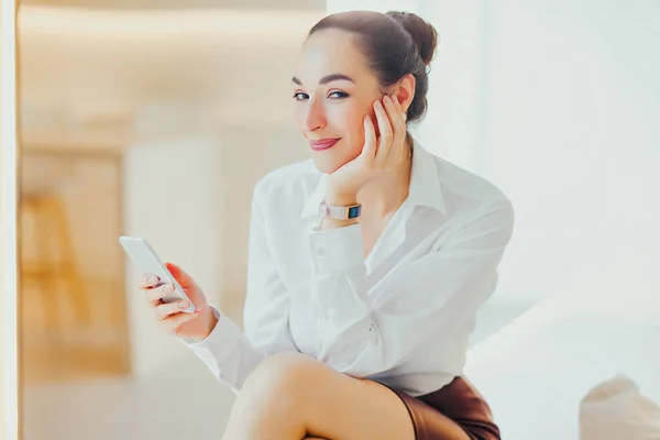 Счастливая Молодая Красивая Женщина Пользуется Телефоном Улыбается Камеру Технологии Коммуникации — стоковое фото