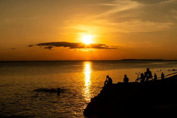 Zanzibar Içinde Güneşin Keyfini Yanımda Insanlarla Günbatımı Sahil Tarafından Zanzibar Stok Resim