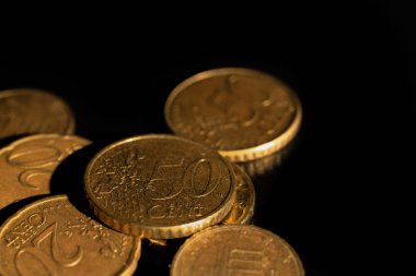 Euro sikke tarafında siyah bir zemin üzerine bir yığın bir makro çekim