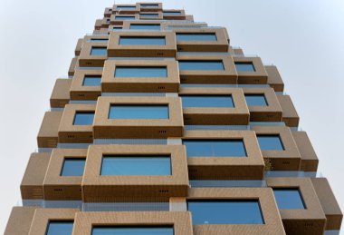 Windows ile beton kareler oluşan bir binanın tepesinde