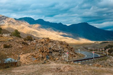 Dağlarda işaretçilerle yol