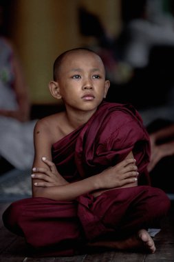 Myanmar keşiş oturan ve düşünme