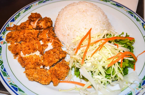 Pommes Huhn Mit Reis Und Salat — Stockfoto