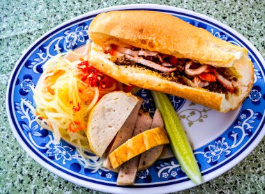 Kamboçya soslu tavuk göğsü ve beyaz turşu ve havuçtan yapılan Khmer turşusuyla yapılan bu yiyeceğin adı Nom Pang.