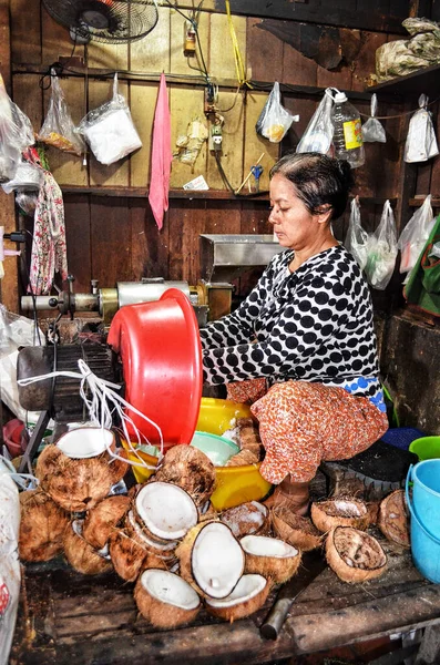 Phnom Penh Kambodja Kvinnor Gör Kokosmjölk Lokala Marknadsnamn Toul Tum — Stockfoto