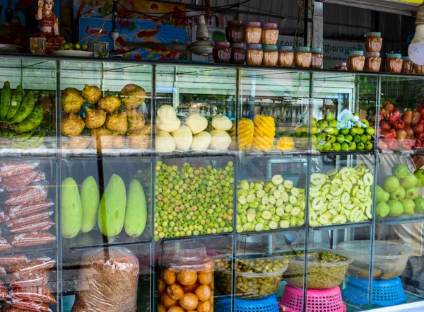 Phnom Penh Kamboçya Daki Meyve Arabası Müşteriye Satılıyor — Stok fotoğraf