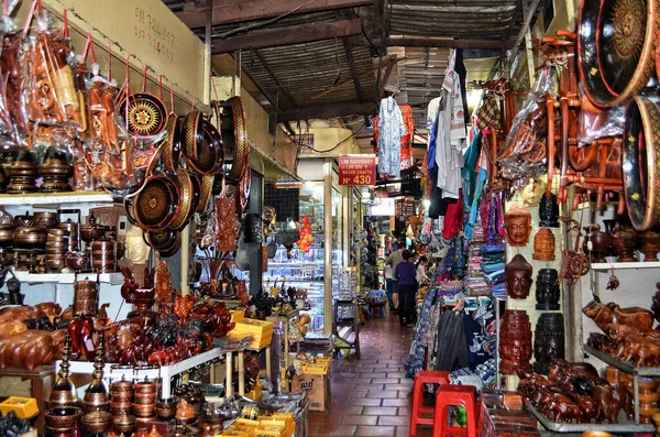 当地市场名称为 Toul Tum Poung Market 俄罗斯市场 的手工艺品商店 是柬埔寨金边为外国人和当地居民采购的著名场所 — 图库照片#