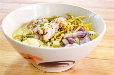 Tavuklu körili erişte çorbası (Khaosoi Kai), Tayland geleneksel kuzey yemeği..