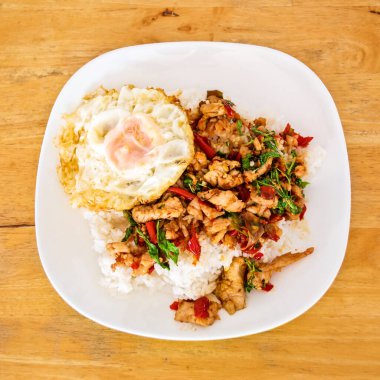 Tavuk göğsünü acı biber ve Tayland usulü fesleğenle karıştır (Tayland sokak yemeği: Pad Kra Praow Kai)