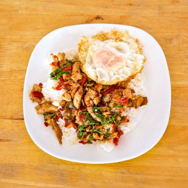 Tavuk göğsünü acı biber ve Tayland usulü fesleğenle karıştır (Tayland sokak yemeği: Pad Kra Praow Kai)