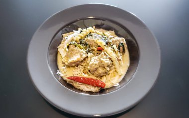 Pirinç eriştesi ve yeşil köri sosu, Tayland yemeği: khanom jeen Kang Keow waan