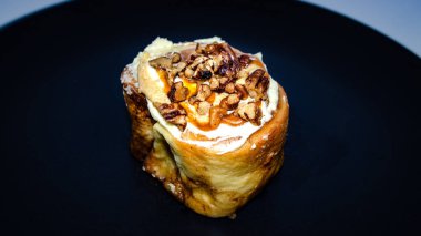 Siyah tabakta tarçınlı çörek.