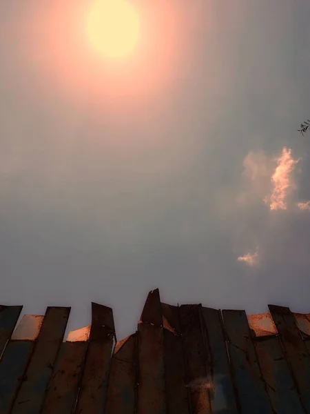 Pagar Dan Langit Merah Muda Dan Awan Untuk Latar Belakang — Stok Foto