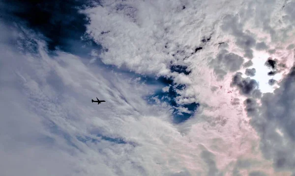 Αεροπλάνο Πάνω Από Τον Φωτεινό Ουρανό Και Σύννεφα — Φωτογραφία Αρχείου