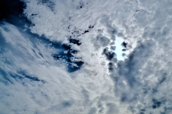 Flygplan Ovanför Den Ljusa Himlen Och Molnen — Stockfoto