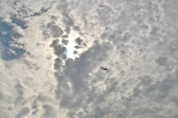 Αεροπλάνο Πάνω Από Τον Φωτεινό Ουρανό Και Σύννεφα — Φωτογραφία Αρχείου