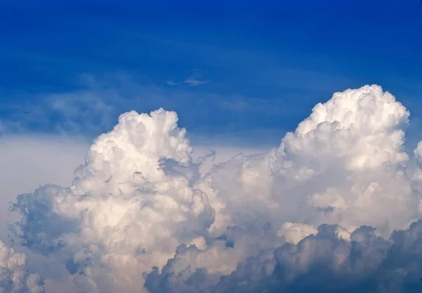 Awan Dan Latar Belakang Langit Biru — Stok Foto