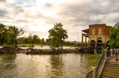 Colombus, Gürcistan 'daki Chattahoochee Nehri' nde gün batımı ve gökyüzü - Eylül.