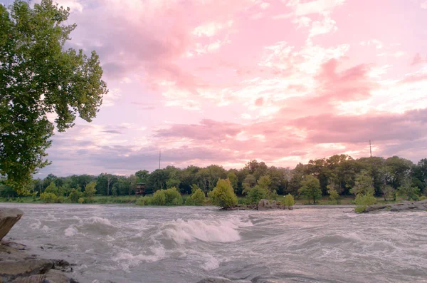 美国佐治亚州哥伦布的Chattahoochee河的日落和天空 — 图库照片#