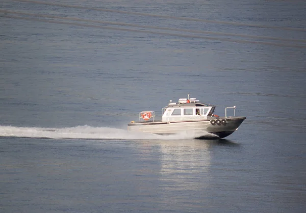 Powerboat Hızlı Bir Şekilde Kıyıya Geri Hız — Stok fotoğraf