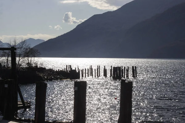 Dřevěné Molo Břehu Řeky Třpytivé Squamish — Stock fotografie