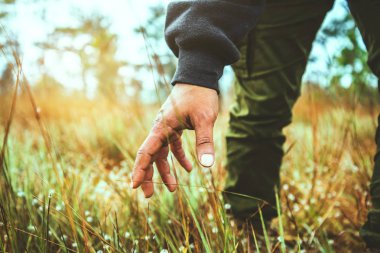 Asyalı erkekler Doğa'yı gezerler. Seyahat rahatlayın. El dokunuşu doğal