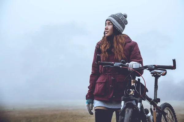 Las mujeres asiáticas viajan Naturaleza. Viaje relajarse montar en bicicleta de montaña — Foto de Stock