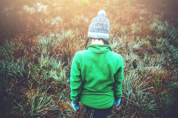 Aziatische vrouwen reizen natuur. Reizen ontspannen. Touch Natural Mountain — Stockfoto