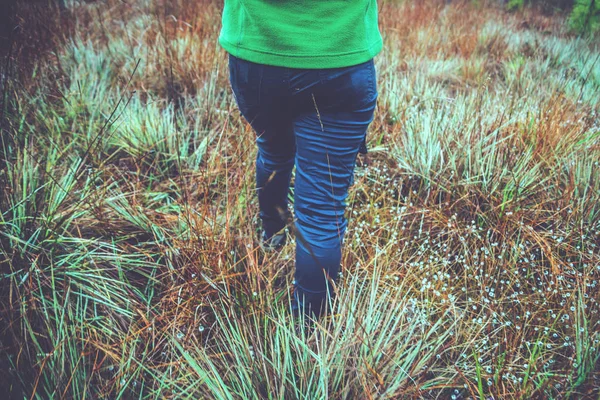 Aziatische vrouwen reizen natuur. Reizen ontspannen. Touch Natural Mountain — Stockfoto