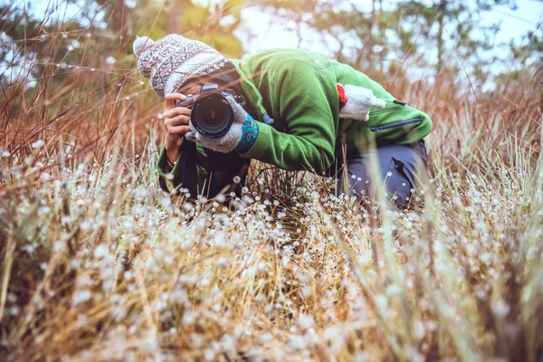 Fotografin asiatische Frauen reisen in die Natur. Reiseentspannung. — Stockfoto