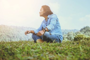 Asyalı kadınlar tatile dinlenmek seyahat. dağda çim üzerinde dinlenmek oturmak
