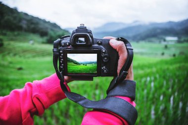 Asyalı kadın seyahat doğa. Seyahat rahatlayın. Yürüyüş Chiang Mai, Tayland pirinç tarlaları.yağmurlu sezon bir fotoğraf çekmek.
