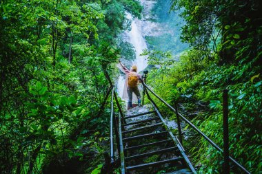 Asyalı kadınlar seyahat Bir resim Doğa Çalışması alın. Tayland Doi intanon Chiangmai Mae-pan yağmurlu sezon en yüksek şelale seyahat.