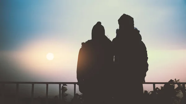 Liebhaber Frauen und Männer Asiaten reisen entspannt in den Urlaub. Aufstehen — Stockfoto