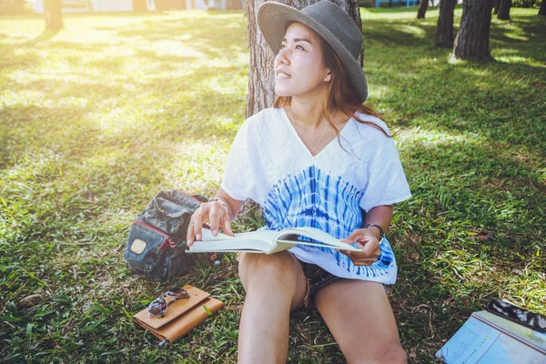 아시아 여성은 휴일에 휴식을 취합니다. 공부는 책을 읽는다. 책 읽기 — 스톡 사진