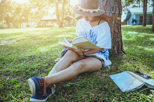 아시아 여성은 휴일에 휴식을 취합니다. 공부는 책을 읽는다. 책 읽기 — 스톡 사진