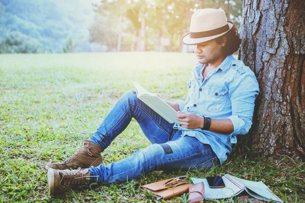 아시아 남자는 휴일에 휴식. 공부는 책을 읽는다. 책 읽기 — 스톡 사진