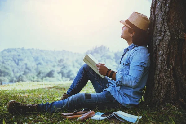 Aziatische man ontspannen in de vakantie. Studie Lees een boek. Een boek lezen — Stockfoto