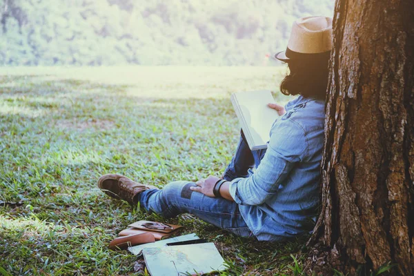 Aziatische man ontspannen in de vakantie. Studie een boek lezen. Lees een boek I — Stockfoto