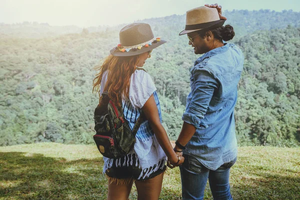 Minnaar vrouwen en mannen Aziaten reizen ontspannen in de vakantie. Permanent — Stockfoto