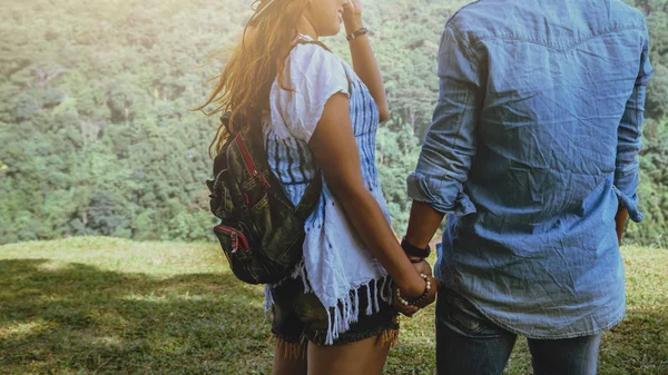 Minnaar vrouwen en mannen Aziaten reizen ontspannen in de vakantie. Permanent — Stockfoto