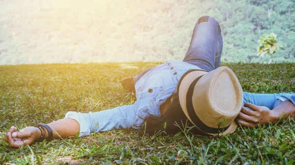 Hombre asiático viajar relajarse en las vacaciones. Sueño relajarse en el césped — Foto de Stock