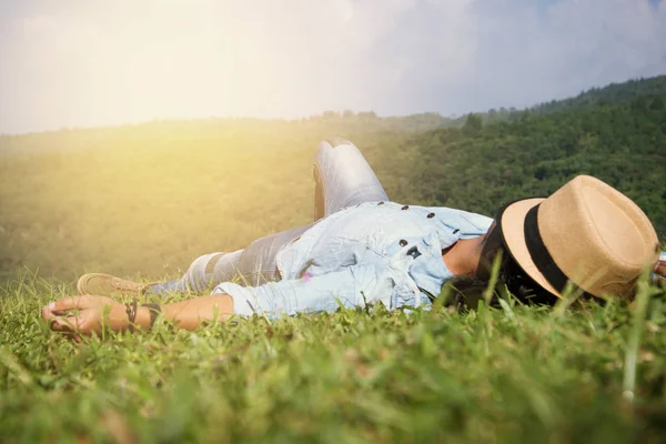 Asijský muž se v prázdni cestuje. Spánek Relaxujte na trávníku — Stock fotografie