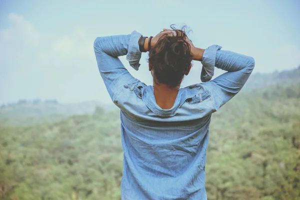 Hombre asiático viajar relajarse en las vacaciones. Párese a relajarse en la montaña — Foto de Stock