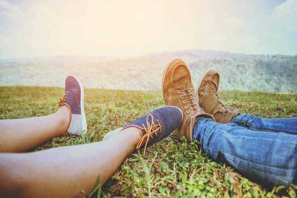 Amantes mulheres e homens asiáticos viajar relaxar no feriado. Durma relaxe no gramado na montanha — Fotografia de Stock