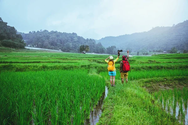 Amoureux Asiatique homme Asiatique femmes Voyage nature Voyage relax Promenade sur la rizière en saison des pluies à Chiang Mai, Thaïlande — Photo