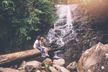 Erkek ve kadın çiftler Asya gezginler doğa Ormanları, dağlar, şelaleler seyahat