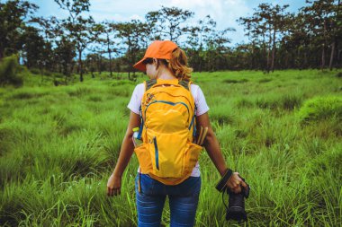 Asyalı kadın seyahat doğa. Seyahat rahatlayın. Fotoğraf Salatalık