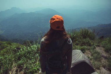 Asyalı kadınlar tatilde rahatça seyahat ederler. Güzelliğin vahşiliğini izle 